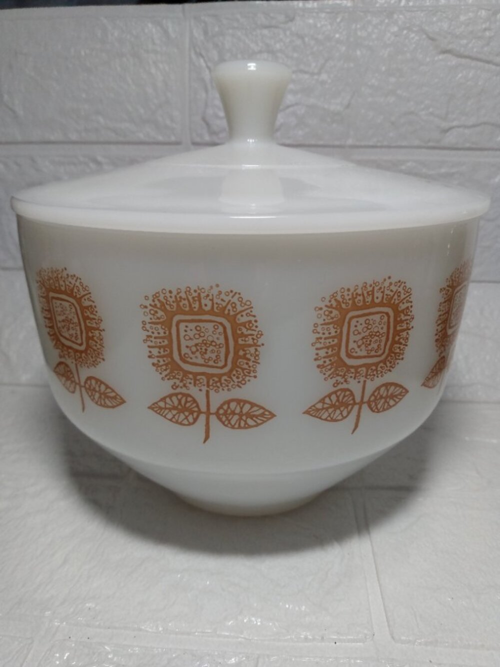 Vintage Federal Milk Glass Sunflower Pattern 1.5 Qt Covered Casserole Dish~ Mint